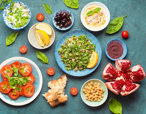 Wie macht man eine türkische Meze-Platte mit Hummus, Tzatziki und Falafel?